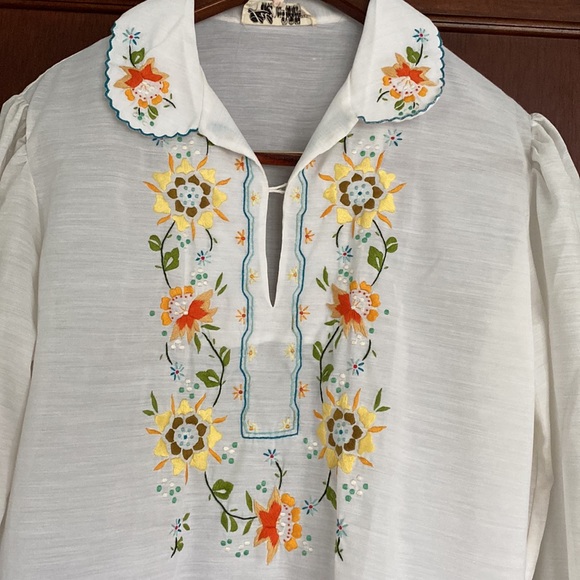 Vintage Floral Embroidered Blouse - Picture 2 of 7